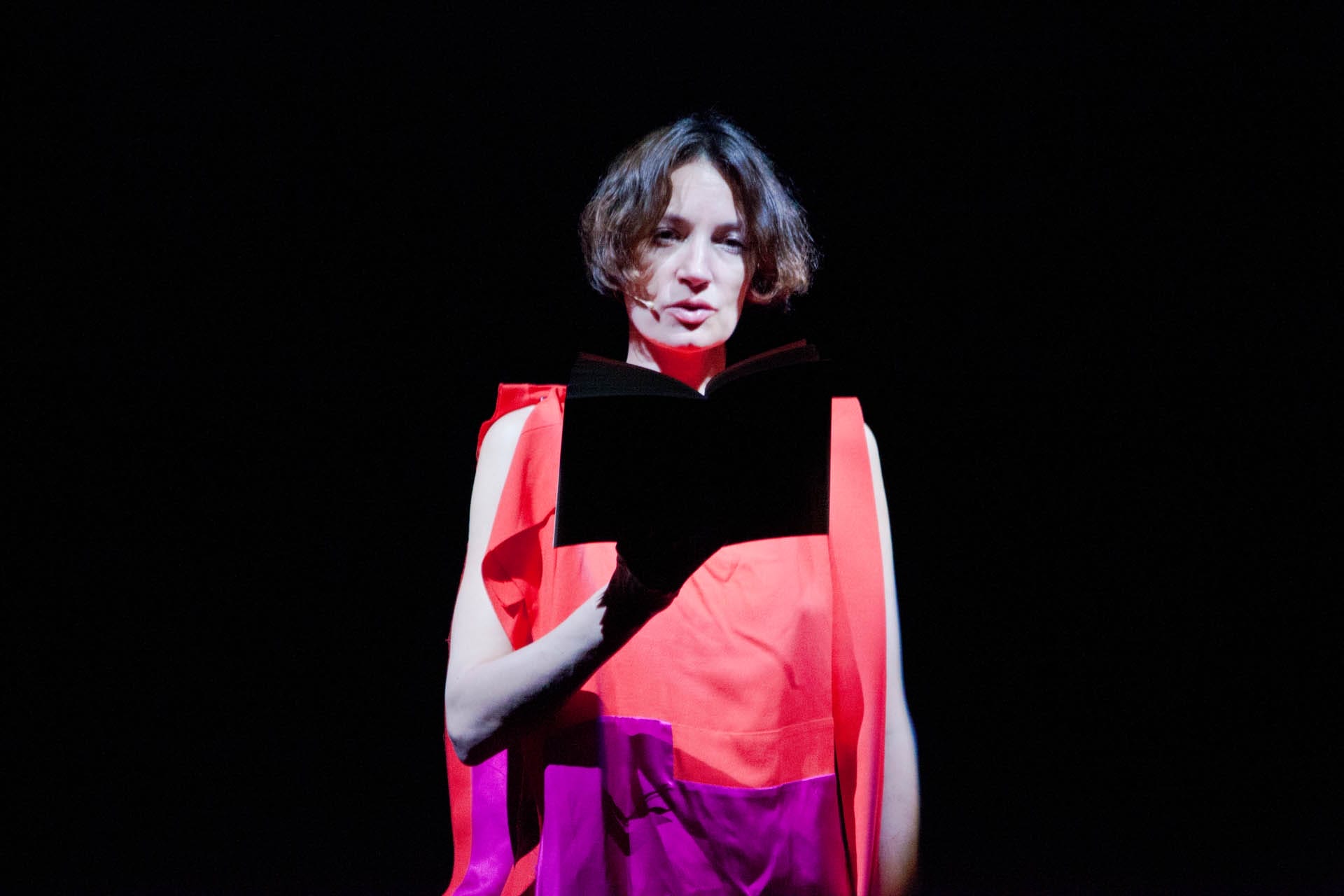 Zielinski.Photography - Images of artworks and culture - Berlin A woman in a red dress holding a book.
