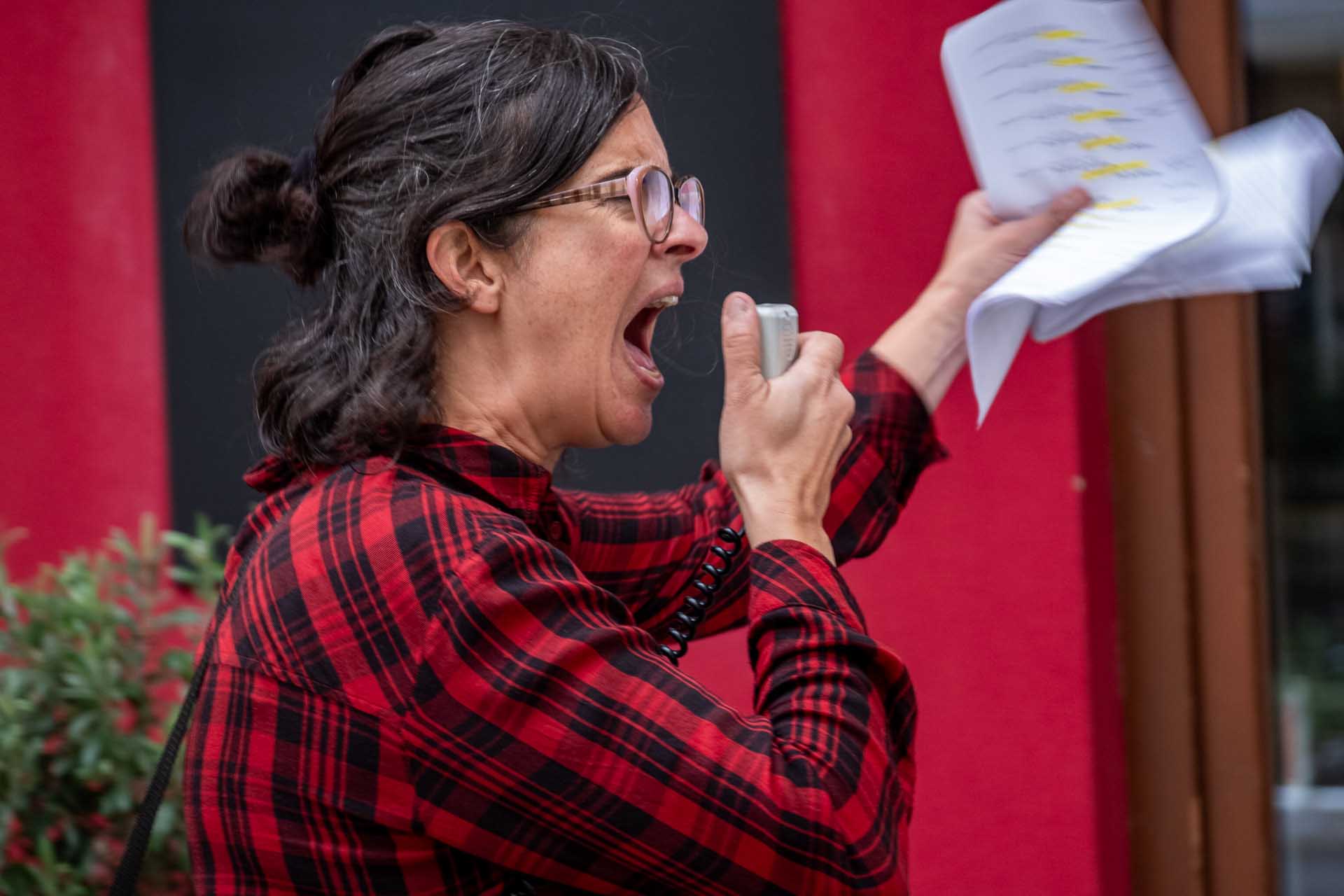 Mariana Senne performing Peter Ablinger's - Sprechchor-Aktion, Berlin 2023