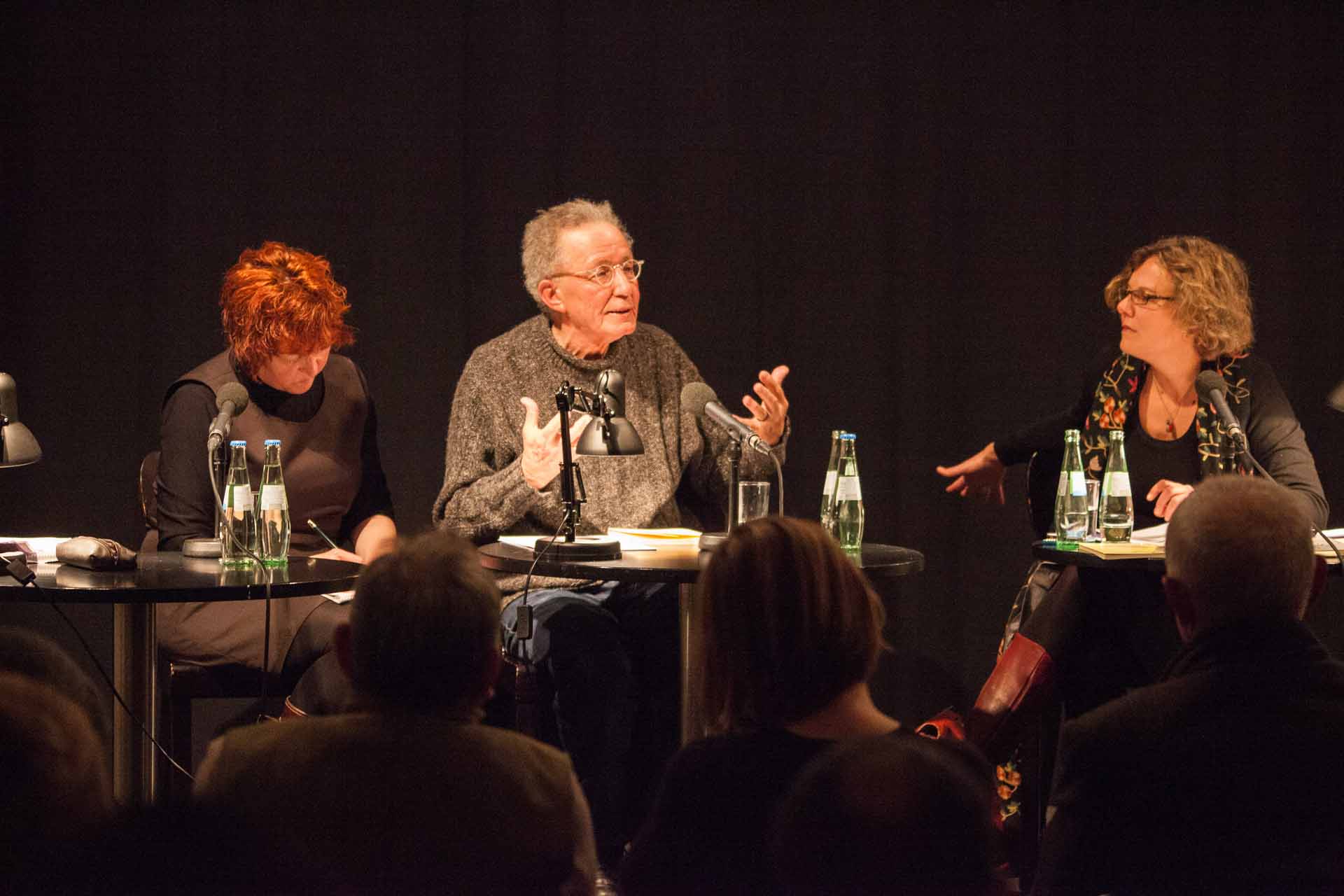 Zielinski.Photography - Images of artworks and culture - Berlin Three people sitting at a table discussing literature.