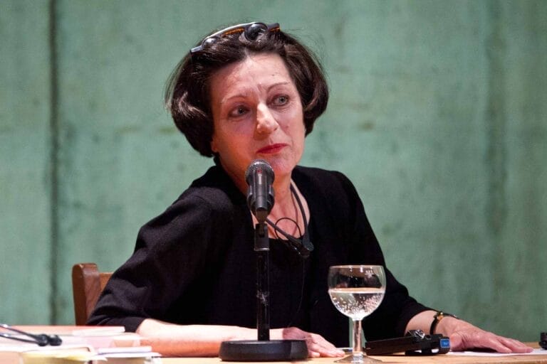 Zielinski.Photography - Bilder von Kunst und Kultur - Berlin Eine Frau sitzt an einem Tisch mit einem Glas Wein und genießt Kunstwerke.