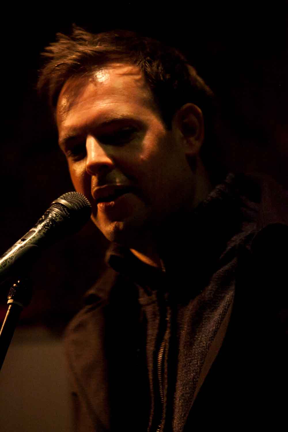 Zielinski.Photography - Images of artworks and culture - Berlin A man is singing into a microphone during an exhibition.