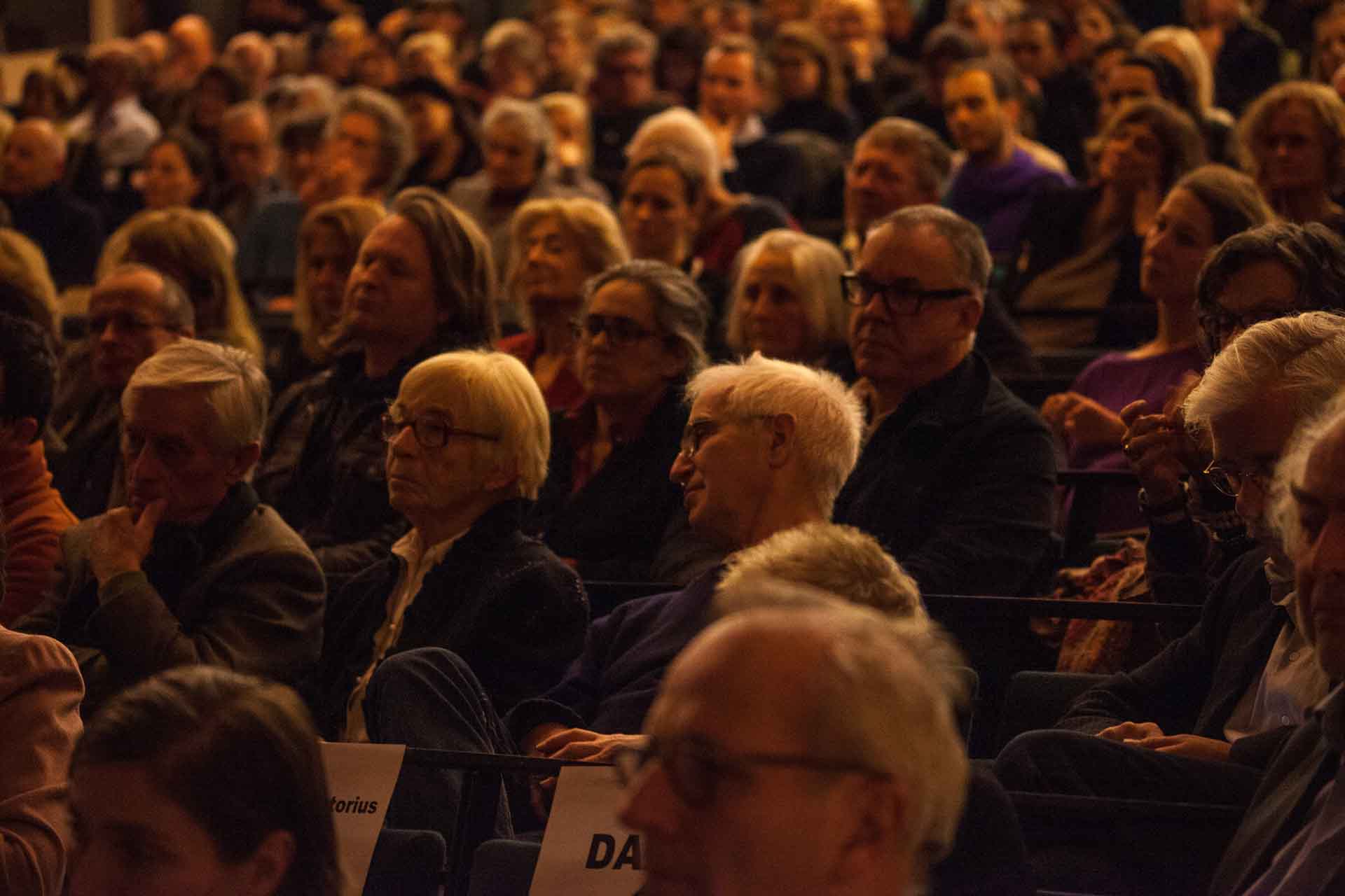 Zielinski.Photography - Images of artworks and culture - Berlin Zielinski's artworks captured the large crowd sitting in the auditorium, providing a unique documentation of the scene.