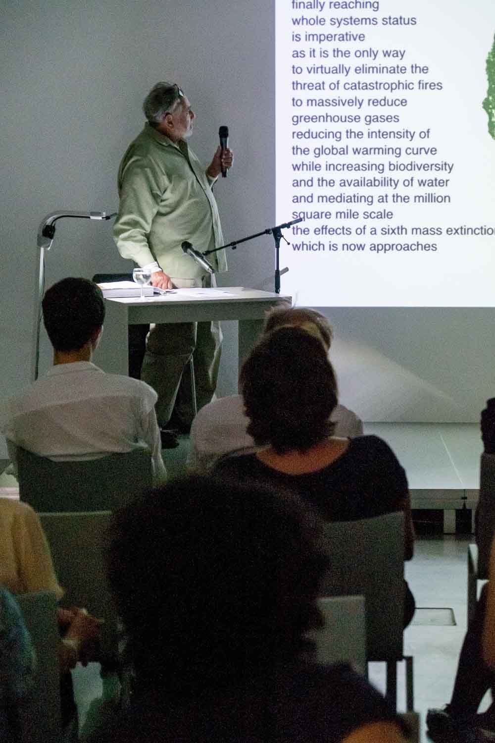 Zielinski.Photography - Images of artworks and culture - Berlin A man giving a presentation on literature to a group of people.