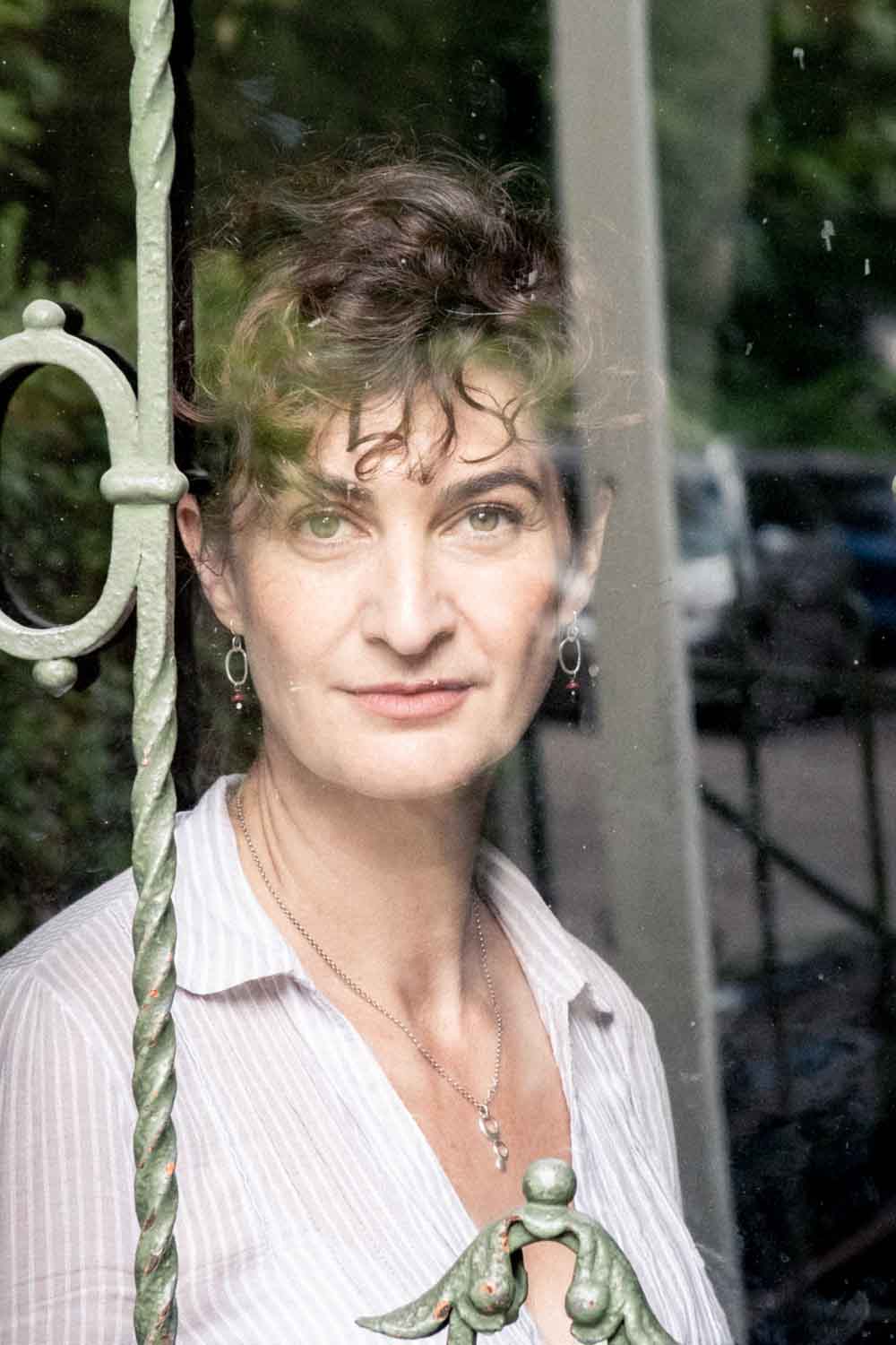 Zielinski.Photography - Images of artworks and culture - Berlin A woman with curly hair standing in front of a window, captured in a photography artwork.