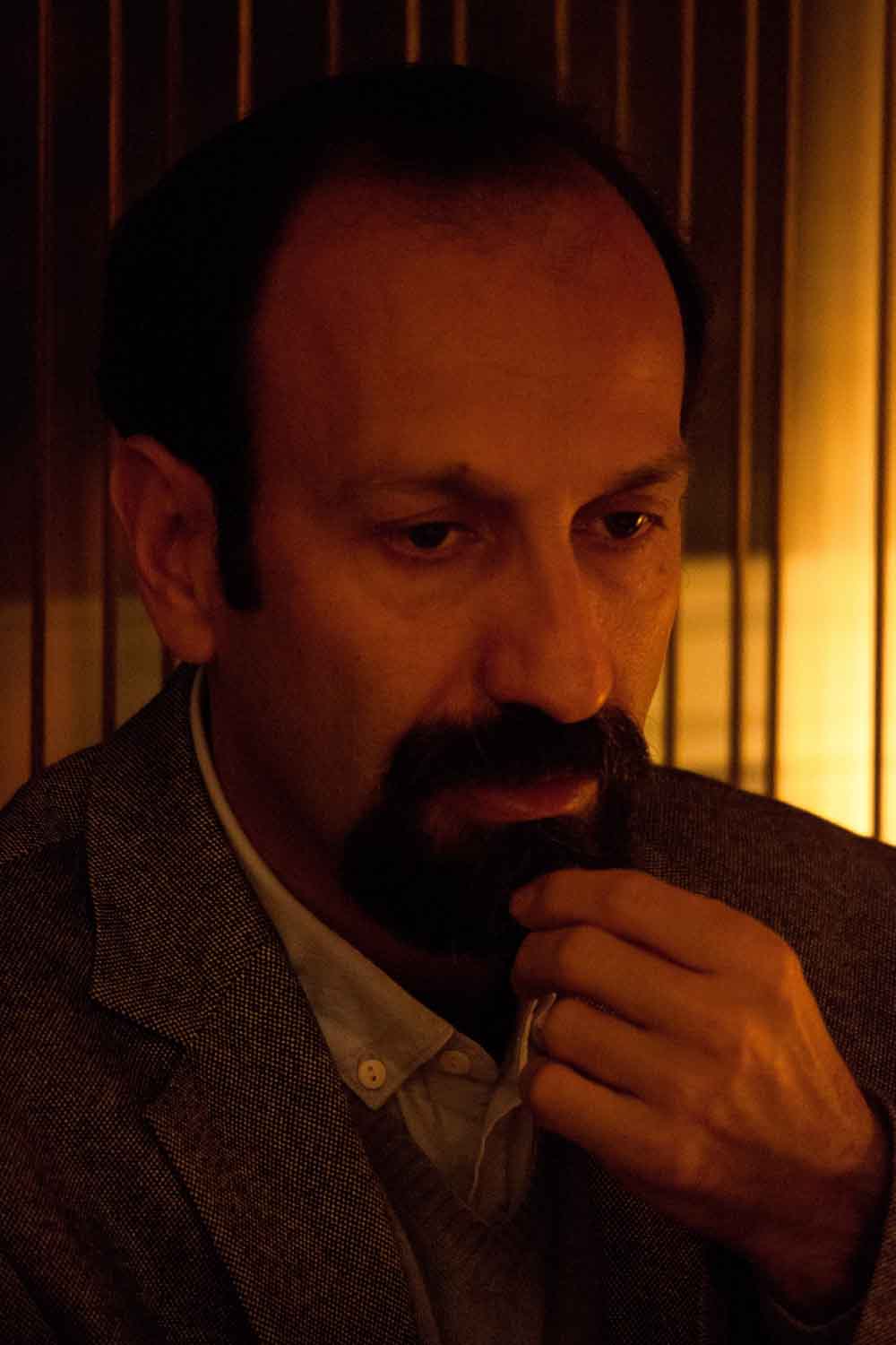 Zielinski.Photography - Images of artworks and culture - Berlin An artist with a beard is captured in a dimly lit space, creating an impressive performance artwork, which is meticulously documented.
