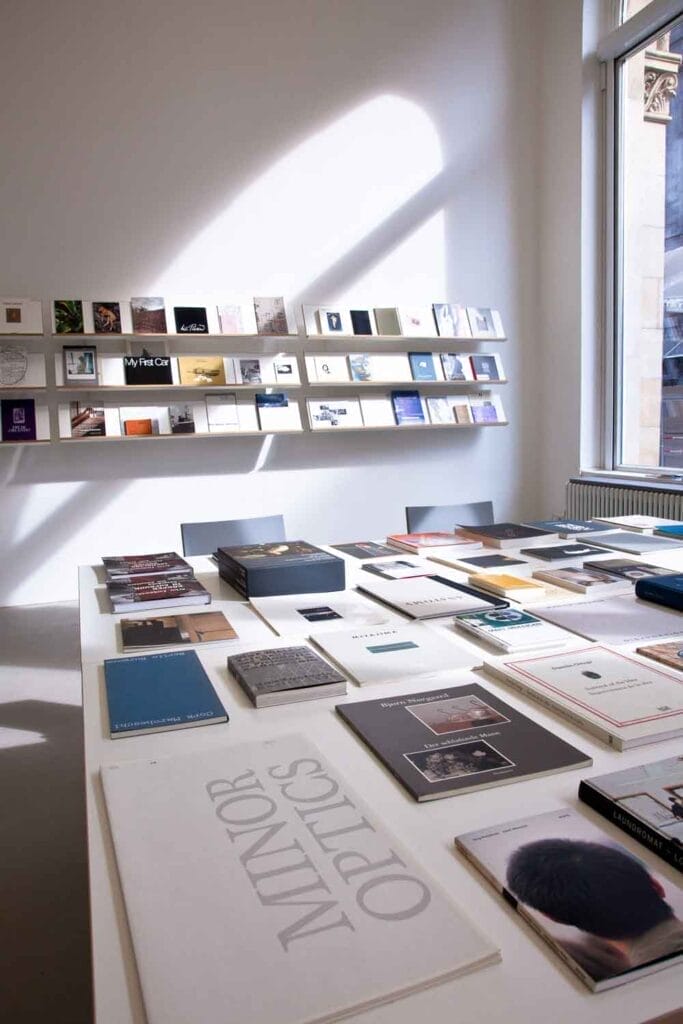Zielinski.Photography - Gallery Exhibition Photography, Professional Art Documentation - Berlin An exhibition showcasing documentation of a performance featuring a room filled with books on a table.