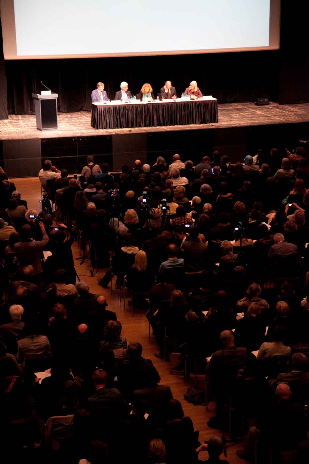 Zielinski.Photography - Images of artworks and culture - Berlin A large group of people attending an exhibition in a large auditorium.