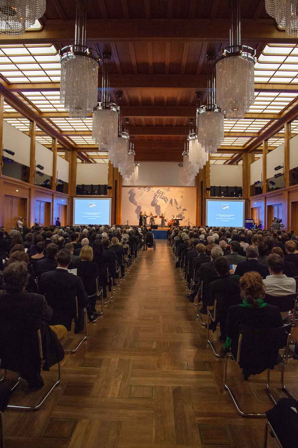 Zielinski.Photography - Images of artworks and culture - Ministry of Foreign Affairs, Berlin A large room with many people sitting in chairs.